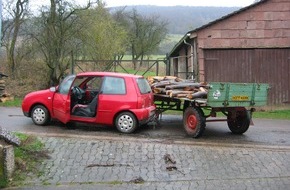 Polizeiinspektion Hameln-Pyrmont/Holzminden: POL-HOL: Aus dem Bereich der Kuriositäten: An VW Lupo landwirtschaftlichen Anhänger gehängt - Fahrer transportierte mit dem Zug Brennholz -