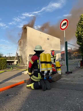 FW &Uuml;berlingen: Brand eines Wohn- und Gesch&auml;ftshauses im &Uuml;berlinger Industriegebiet / massiver L&ouml;schangriff &uuml;ber mehrere Angriffsleitungen