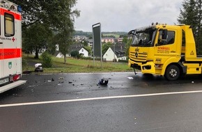 Polizeidirektion Wittlich: POL-PDWIL: Verkehrsunfall zwischen Motorradfahrer und Lkw