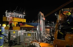 Feuerwehr Bremerhaven: FW Bremerhaven: Schiffsunfall in Bremerhaven - Wassereinbruch und Ölverschmutzung nach Schiffshavarie