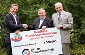 Aktion Deutschland Hilft e.V.: Kaufland übergibt Scheck in Höhe von 1,3 Millionen Euro an "Aktion Deutschland Hilft" zugunsten der Flutopfer (BILD)