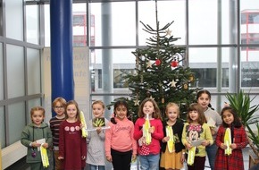 Kreispolizeibehörde Siegen-Wittgenstein: POL-SI: Kindergartenkinder schmückten Weihnachtsbaum der Polizei #polsiwi