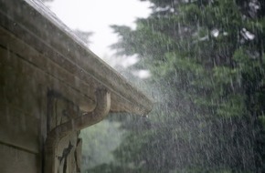 Verbraucherzentrale Nordrhein-Westfalen e.V.: Schutz vor Wasserschaden: Regenrinnen richtig reinigen