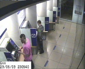 POL-D: Stadtmitte - Manipulation am Geldausgabeautomat - Polizei fahndet mit Bildern aus der Überwachungskamera