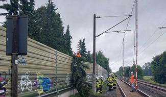 Bundespolizeiinspektion Flensburg: BPOL-FL: Baum fällt auf Lärmschutzwall - Oberleitung muss für Feuerwehreinsatz abgeschaltet werden
