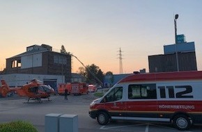 Feuerwehr Gladbeck: FW-GLA: Person stürzt bei Arbeiten vier Meter in die Tiefe