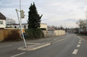 Polizeipr&auml;sidium Nordhessen: POL-KS: Autofahrer kracht gegen Ampelmast und fl&uuml;chtet: Ermittler erbitten Hinweise auf schwarzen VW Golf oder Polo