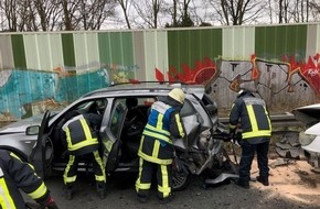 Feuerwehr Bochum: FW-BO: Verkehrsunfall auf der BAB 40 mit 5 Verletzten Personen