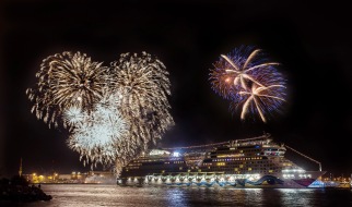 AIDA Cruises: AIDAstella ist getauft! Zehn Taufpatinnen und großes Feuerwerk lassen neues Kreuzfahrtschiff erstrahlen