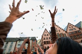 PEACE: Echte Banknoten vom Himmel / Ein Konto für die ganze Welt / Für diese politische Neuerung regnet es Geld in Zürich