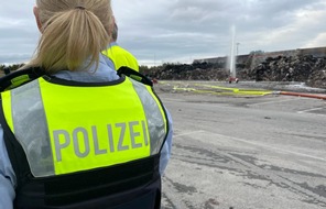 Kreispolizeibehörde Euskirchen: POL-EU: Großbrand in Papierfabrik: Kriminalpolizei hat Ermittlungen abgeschlossen - Löscharbeiten dauern an