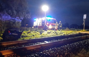 Bundespolizeiinspektion Flensburg: BPOL-FL: Rosendahl - Zug kollidiert mit PW auf Bahnübergang - Fahrer schwerverletzt