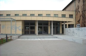 Polizeiinspektion Hameln-Pyrmont/Holzminden: POL-HOL: Nacht zu Samstag an der - BBS in Holzminden: Eingangsbereich mit Graffiti beschmiert - Unbekannter lässt sich an Behang und Betonbauelementen aus -