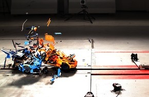 ADAC: Crash Boom Bang mit Lego-Steinchen / Porsche gegen Bugatti - digital versus real in der ADAC Crashanlage