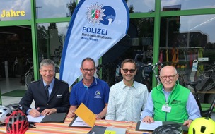 Kreispolizeibehörde Wesel: POL-WES: Voerde - Gib mir 5! Polizei unterschreibt fünften Kooperationsvertrag für das Pedelec-Projekt.