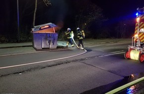 Feuerwehr Wetter (Ruhr): FW-EN: Wetter - Person hinter verschlossener Tür und Papiercontainerbrand