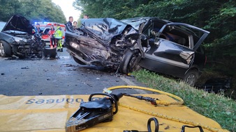 Freiwillige Feuerwehr Celle: FW Celle: Schwerer Verkehrsunfall mit 8 betroffenen Personen