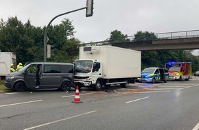 Kreispolizeibehörde Herford: POL-HF: Auffahrunfall vor Einmündung- Fahrzeuge erheblich beschädigt