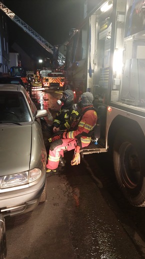 FW-Velbert: Werkstattbrand auf der Weststraße löst Großeinsatz der Feuerwehr aus