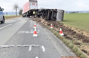 Polizeiinspektion Northeim: POL-NOM: Lkw-Gespann blockiert nach Unfall Kreisstraße