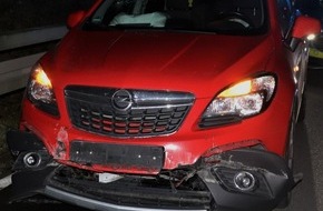 Kreispolizeibehörde Höxter: POL-HX: Autofahrer verletzt sich beim Auffahrunfall