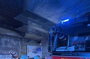 Feuerwehr Mülheim an der Ruhr: FW-MH: PKW nach Überschlag in Gleisbett gelandet