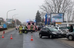 Polizei Düren: POL-DN: 45.000 Euro Sachschaden nach Unfall an Parkplatzausfahrt
