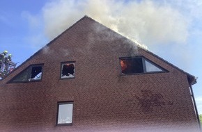 Feuerwehr Oberhausen: FW-OB: Dachstuhlbrand besch&auml;ftigt die Feuerwehr am Muttertag