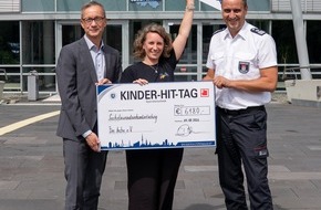 Polizei Hamburg: POL-HH: 260804-2. Nach dem Kinder-HIT-Tag - Polizei und Feuerwehr &uuml;berreichen Spendenscheck