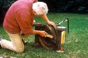 DSH - Aktion Das Sichere Haus: Rasen mähen, Hecke scheren - aber sicher! / Pro Jahr als 200.000 Unfälle bei der Gartenarbeit