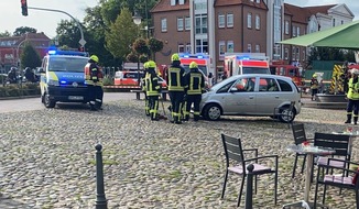 Polizeiinspektion Wilhelmshaven/Friesland: POL-WHV: Verkehrsunfall am Alten Markt fordert zwei Leichtverletzte Personen sowie einen verstorbenen Hund - 92 Jähriger fuhr über Gastronomie-Außenbereich vor den Sagenbrunnen