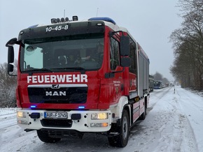 FW-AUR: Umgestürzter Anhänger versperrt Fahrbahn