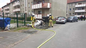 Feuerwehr Helmstedt: FW Helmstedt: 1.000 Liter Müllbehälter brannte
