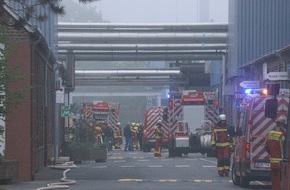 Feuerwehr D&uuml;ren: FW D&uuml;ren: Brand in Industriebetrieb - Feuerwehr &uuml;ber Stunden im Dauereinsatz - Mehrere parallele Eins&auml;tze forderten die Feuerwehr D&uuml;ren