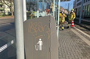 Polizei Mettmann: POL-ME: Abfallbehälter der Rheinbahn durch stark ätzendes Graffitispray beschädigt - die Polizei ermittelt - Ratingen - 2102109