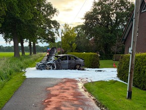 FW-AUR: Auto durch Feuer zerstört