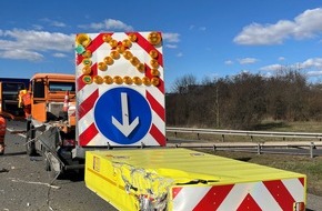 Autobahnpolizeiinspektion: API-TH: Vollsperrung - Glasflaschen verteilen sich auf der gesamten Fahrbahn