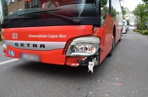 Kreispolizeibehörde Herford: POL-HF: Auto und Bus kollidieren beim Abbiegen - Zwei Personen leicht verletzt