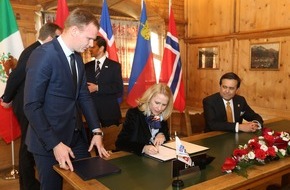Fürstentum Liechtenstein: ikr: WEF 2016: Regierungsrätin Aurelia Frick unterschreibt Neuverhandlungen des Freihandelsabkommens der EFTA mit Mexiko