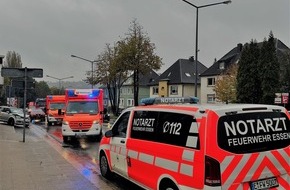 Feuerwehr Essen: FW-E: Verkehrsunfall mit vier Fahrzeugen - Rettungswagen in Unfall involviert