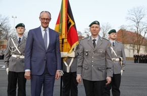 Unterst&uuml;tzungsbereich der Bundeswehr - Presse- und Informationszentrum: Bundeskanzler Friedrich Merz verleiht dem Wachbataillon beim Bundesministerium der Verteidigung das Fahnenband des Bundeskanzlers