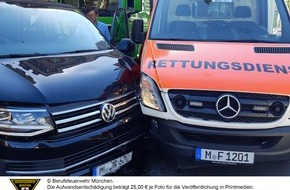 Feuerwehr München: FW-M: Notarztwagen kollidiert mit Kleintransporter (Westend)