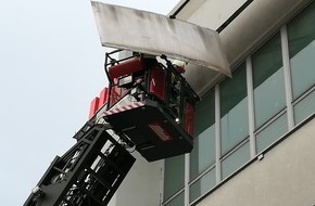 Feuerwehr Bochum: FW-BO: Uni-Center: Fassadenblech droht herabzustüzen - Busverkehr umgeleitet