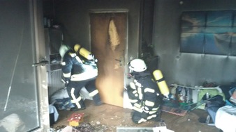 Freiwillige Feuerwehr Bedburg-Hau: FW-KLE: Zimmerbrand. Junges Paar mit Rauchgasintoxikation.