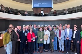 Bund deutscher Baumschulen (BdB) e.V.: BdB: Baum des Jahres 2026 im Deutschen Bundestag &uuml;bergeben