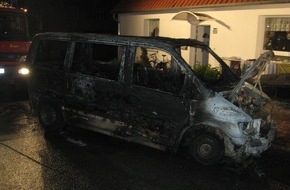 Polizeiinspektion Hildesheim: POL-HI: Garagenbrand in Duingen, Feuer greift auf Nachbargarage über, Pkw vollständig ausgebrannt.