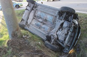 Polizei Minden-Lübbecke: POL-MI: Auto schleudert von B 65 in Straßengraben