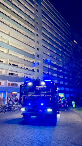 Feuerwehr MTK: Brand im 15. Obergeschoss eines Wohnhochhauses - Großeinsatz in Okriftel