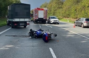Polizei Bielefeld: POL-BI: Wendeman&ouml;ver f&uuml;hrt zu Unfall mit Motorradfahrer