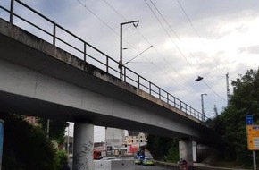 Bundespolizeidirektion Sankt Augustin: BPOL NRW: Lebensgefahr!!! - 16-Jährige klettert Strommast hoch - Bundespolizei sperrt Bahnstrecke